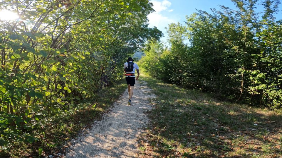 Photo descriptive illustrant l'article sur comment éviter les crampes en trail